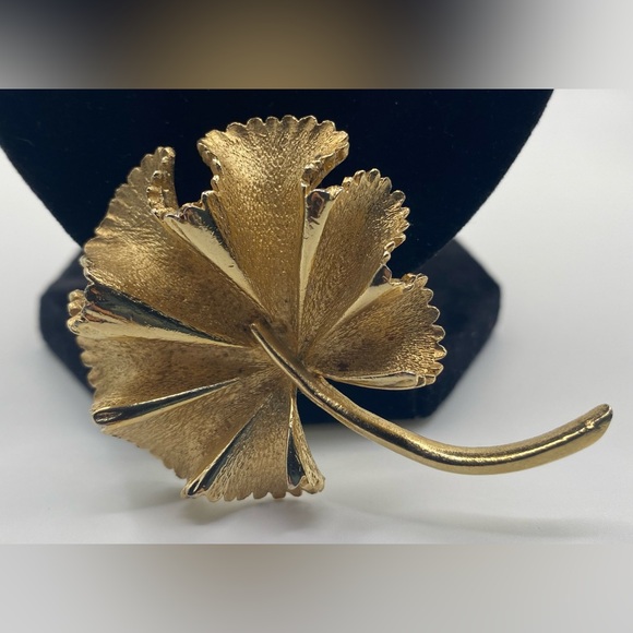 Coro Pegasus Geranium Leaf Pin Brooch Vintage - Picture 1 of 6